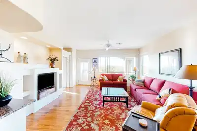 Image de Serene mountain view condo with balcony, patio, washer/dryer, & board games