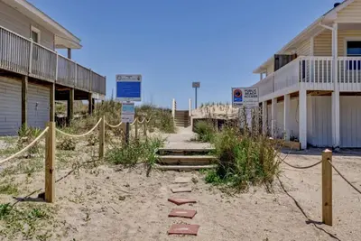 Image de Bombastic Home ~Steps to Beach~Hot Tub~Game Room~Sleeps 13!
