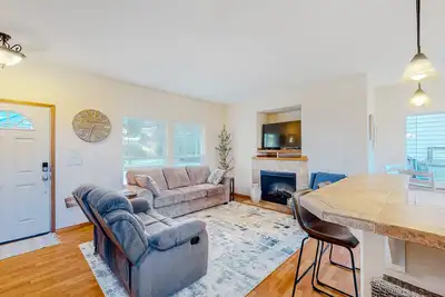 Image de Charming home near the beach with firepit, deck, full kitchen, & washer/dryer