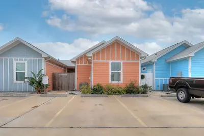 Image de Dog-friendly coastal cottage near the water with private yard, outdoor pool, W/D
