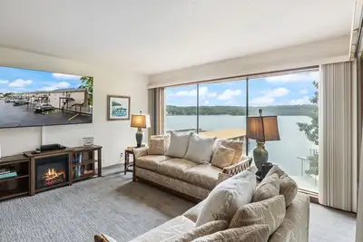 Image de Spacious lakefront condo with two decks, private boat slip, W/D, & pool access