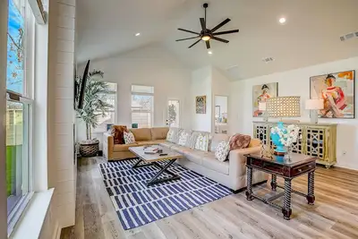 Image de Stylish, two-story home with a firepit, washer\/dryer, & central Ac