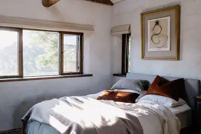 Image de Luxury vineyard log cabin in the Yarra Valley