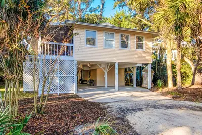 Image de Dog-friendly house with washer/dryer, gas grill, & patio - close to beach