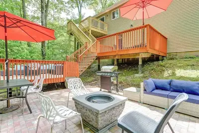 Image de Creek Front Pocono Mountain Getaway with Game room & Sauna