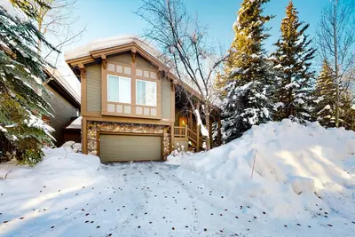 Image de Sun-lit retreat with a patio, wood-burning fireplace, soaking tub, & central Ac