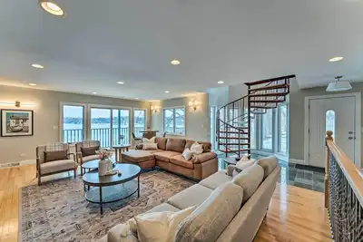Image de Lakefront Genoa City Home w/ Private Beach