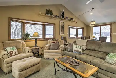 Image de Phillips Cabin w\/ Lake Views & Private Dock!