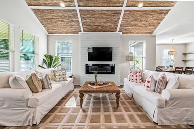 Image de Sunny, single-level retreat with a firepit, patio, central Ac & washer\/dryer