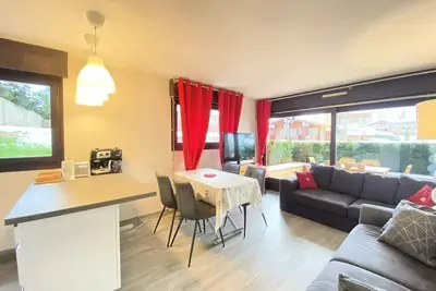 Image de Studio mit Bergecke, Terrasse, Dorfzentrum, Privatparkplatz