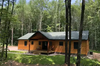 Image de Cozy Log Cabin Inn w\/Hot Tub & Fire-pit close to Hiking Skiing Snowmobiling Fun!