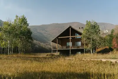 Cozy cabin minutes from downtown Midway, sleeps 17+
