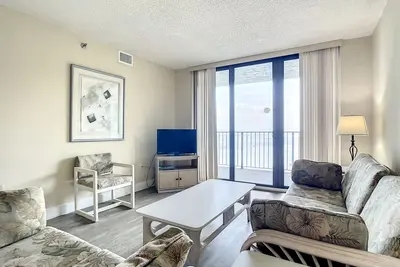 Image de Ocean View with a beachfront pool at Ocean Trillium Condo ~ #602