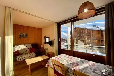 Image de joli appartement skis aux pieds, balcon plein sud Ă Val Thorens