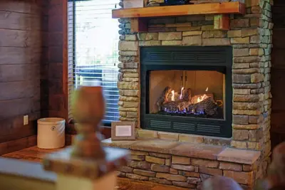 Image de Romantic log cabin w\/private heart-shaped hot tub and fireplace for two