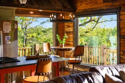 Image de Fireplaces, hot tub, romantic cabin perfect for a honeymoon or a getaway for two