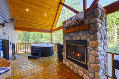Image de Hot tub, fireplaces, perfect for romantic honeymoons and anniversaries, private