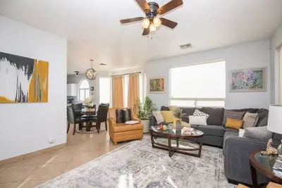 Gorgeous 4br Home Phoenix - Low Rates!