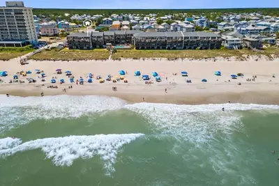 Image de Newly renovated beachfront condo