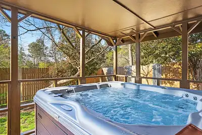 Image de Game Room with pool table and ping pong, hot tub, less than a mile from lake