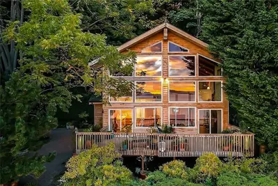 Image de Lovely, open home with water views, scenic deck, & 2 fireplaces - near Seattle