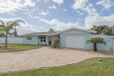 Image de Spacious, Beautiful Renovated pool  home steps from the beach!