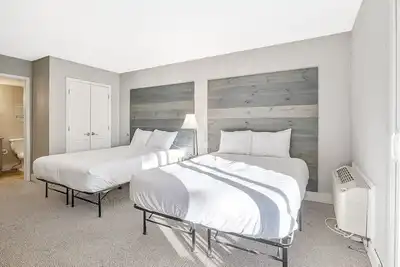 Image de Comfortable studio with balcony, mini-fridge & WiFi - near lake, hiking, & golf