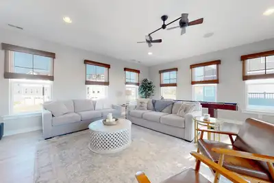 Image de Tidal Walk home with pond views, outdoor pool, decks, fast WiFi, & bikes