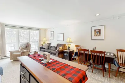 Image de Convenient condo w/ mountain view, fireplace, near lift, ski locker, 1st floor
