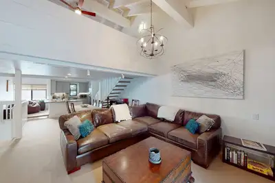 Image de Spacious home near Dollar Mountain/resorts w/game room, hot tub, pool, fireplace