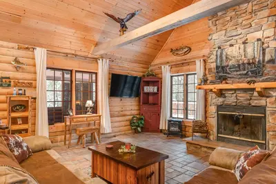 Image de Dog-friendly log cabin on the river with deck & firepit - near Wisconsin Dells