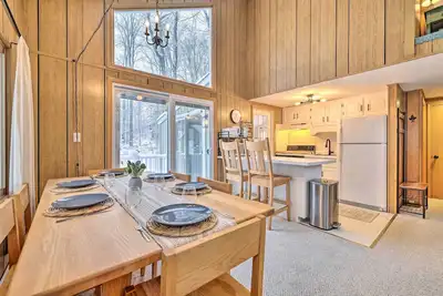 Image de 1 Block to Lake: Poconos Getaway w/ Fire Pit!