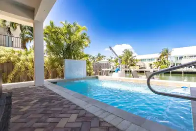 Image de Casa Paraiso: Discover This Charming 2br Canal Front Duplex in Kcb with Private Pool & Dockage!