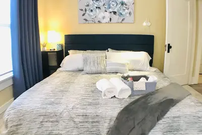 Image de King Bed/Sleeps 4/Furnished Private Apt/In-Unit Washer Dryer/Smart Hdtv