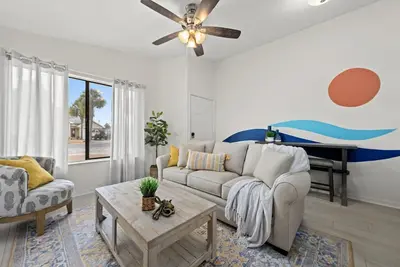 Image de Cozy Pcb Beach House | Walk to the Beach!