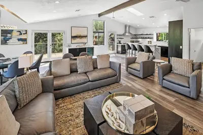 Image de Grand Bear Views: Conveniently Located Across Street From Bear Mountain, Slope Views, Amazing Home, Hot Tub, Fantastic Bear Mountain Experience!