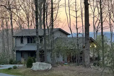 Image de Hidden Gem at Eagles Nest - hot tub, indoor/outdoor fireplace, fire pit, views, pet friendly