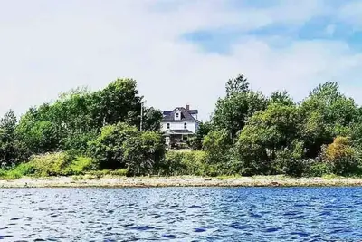 Image de Waterfront homestead on 4 landscaped acres.
