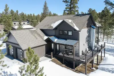 Image de Brand New! Open Floor Plan, Wrap-Around Deck, Short Walk to Clubhouse Pools!