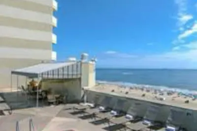 Image de Beach Quarters 1br 1ba with a nice Ocean Front Balcony - sleeps 6