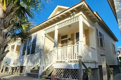 Image de Luxury Clean House Sleeps Families of 9 Steps from Ocean Atlantic Beach & Pool
