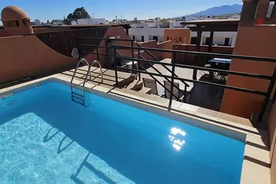 Image de Penthouse avec piscine privée en solarium, vue mer, à 65m de la plage, WiFi