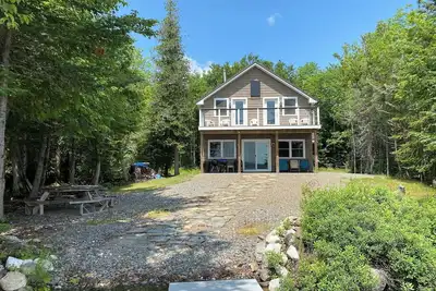 Image de Private modern off-grid lakehouse with guest cabin