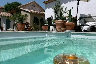 Image de Maisonnette provençale chaleureuse avec accès piscine.