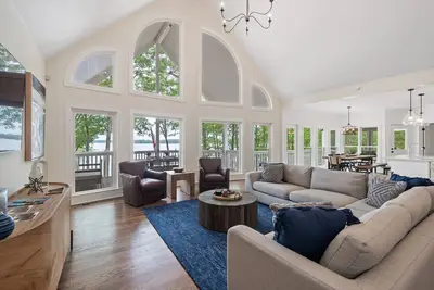 Image de New! Fast Wi-Fi, Luxury Lake Property, Arcade, Close to Dining & Shopping!