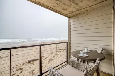 Image de Oceanfront Condo One Block from City Center and Park