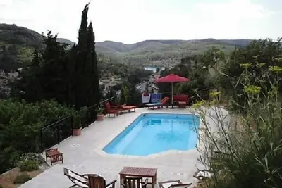 Image de Recent house with private swimming pool, quality services.