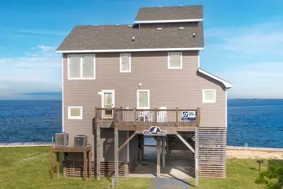 Image de Summer Savings - Soundfront Dog Friendly Home w/ Hot Tub and Windsports Access