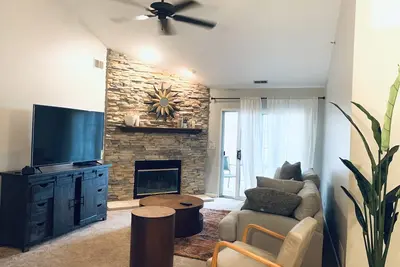 Image de New Naperville 2br Condo w\/ Private Deck