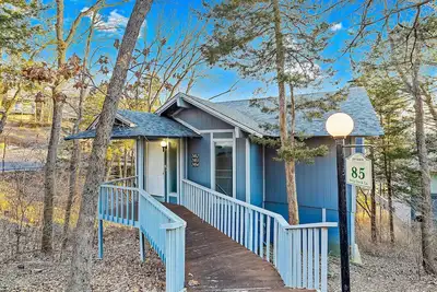 Image de Comfortable home steps from lake with fireplace & covered deck